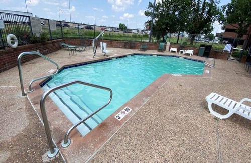 Central Oklahoma City Apartment | 1 King Bed | Mobil Access Tub Nsmk Micfridg