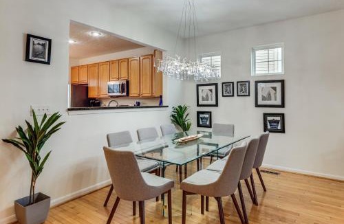 Cincinnati House | 1 Mi to Dtwn Cincinnati: Spacious Townhome w/Deck