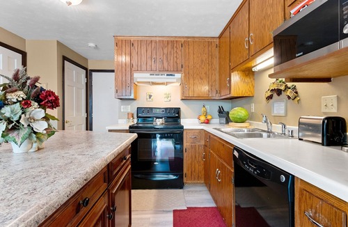 Green Bay Apartment | 1 or 2 Bedrooms in spacious duplex for traveling professional close to Titletown