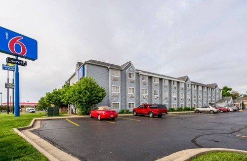 Indianapolis Apartment | 1 Queen Bed | Mobility Accessible Tub Nsmk