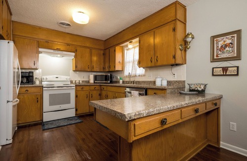 Amarillo House | 10 mi S of Rt 66. 3 BR, 2 baths, sleeps 7, pets OK. HVAC. Full kitchen; grill.