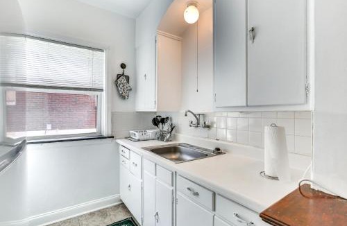 Beverly Hills Apartment | 10 Mi to Downtown St Louis: Convenient Apartment!