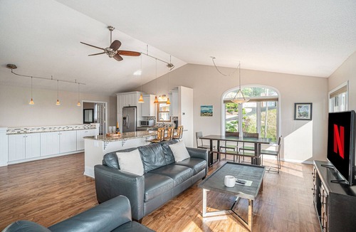Grand Haven Cottage | 🌊 10-Min Walk to Grand Haven Beach | 4BR Sleeps 10 ➠ 150