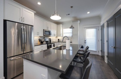 Charlotte Park House | 10 Mins To Broadway - Gorgeous Gated Townhome