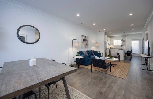 Charlotte Park House | 10 Mins To Broadway - Gorgeous Gated Townhome