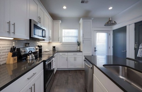 Charlotte Park House | 10 Mins To Broadway - Gorgeous Gated Townhome