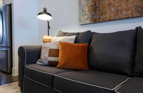 Charlotte Park Villa | 10 Mins To Broadway - Modern Getaway