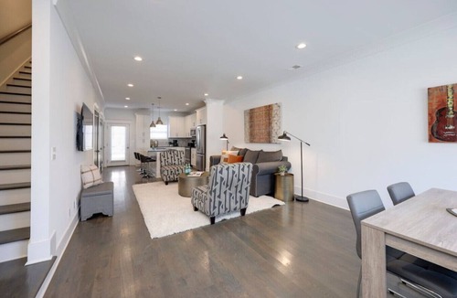 Charlotte Park Villa | 10 Mins To Broadway - Modern Getaway