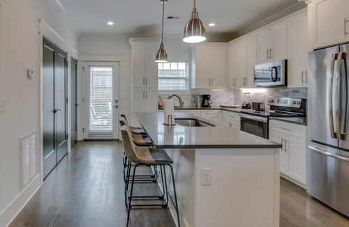 Charlotte Park House | 10 Mins To Broadway - West Side Charmer