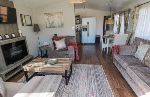 Morpeth Cabin | 10 Percy Drive, Felton. 2 bed.