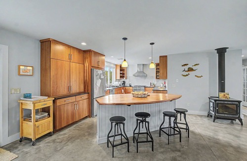 East Sandwich House | 100 Wing Blvd - Luxury Cape Cod Retreat: Private Beach Access, Ocean Views