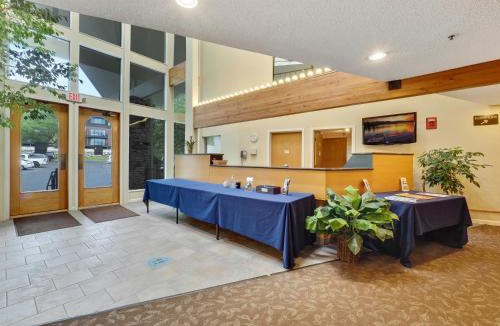 Charlevoix House | 103 Edgewater Inn
