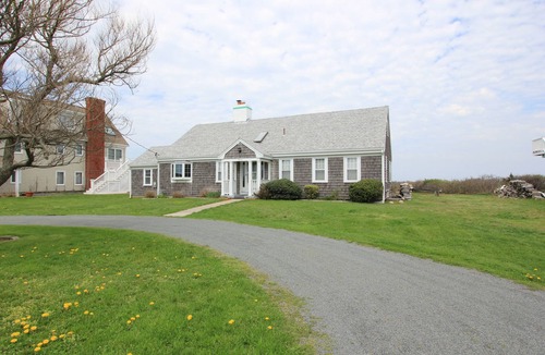 Sandwich Cottage | 11 Freeman Ave - Waterfront Town Neck beach home, pet-friendly!