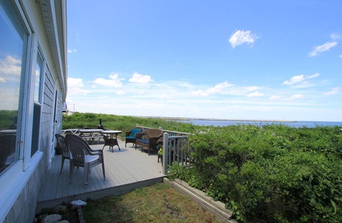 Sandwich Cottage | 11 Freeman Ave - Waterfront Town Neck beach home, pet-friendly!