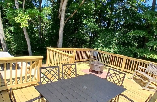 Logan Cabin | 118) Teal Log Cabin. Close to Hocking Hills State Park and more!