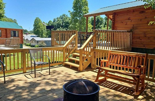Logan Cabin | 119) Uguisu Log Cabin. Close to Hocking Hills State Park and more!