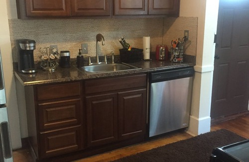 Lansing House | 1200 sq ft! 5 min to MSU, Downtown & Sparrow hospital! Revovated 2 bdrm! 3 tv’s