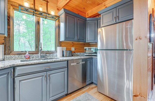 Logan Cottage | 15 Mi to Hocking Hills: Secluded Cabin w/Hot Tub