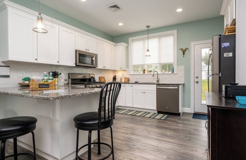 Arundel Cottage | 15 mins to beaches! Cozy cottage with fireplace, heated pools, gym & game room