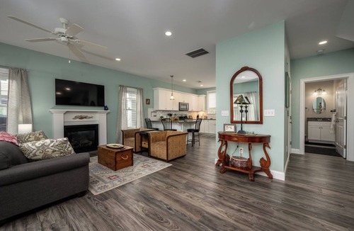 Arundel Cottage | 15 mins to beaches! Cozy cottage with fireplace, heated pools, gym & game room