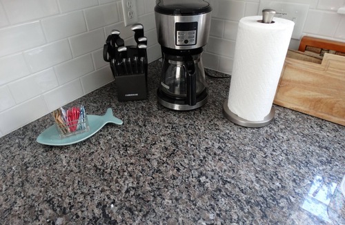 Arundel Cottage | 15 mins to beaches! Cozy cottage with fireplace, heated pools, gym & game room