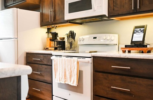 Lincoln House | 16 Guests|Adjacent Residences|Hot Tub/Ping Pong