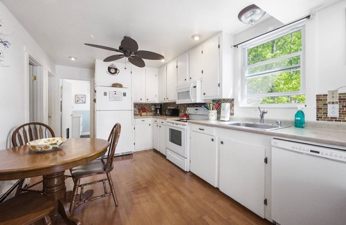 Bucksport Cottage | 180 Lakefront Views|Kayaks|Fire Pit|Swimming|A/C
