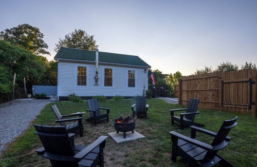 McArthur House | 1880s Schoolhouse/Hot Tub/Firepit/Hocking Hills