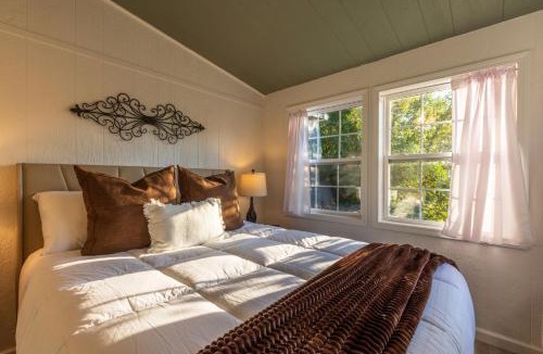 McArthur House | 1880s SchoolhouseHot TubFirepitHocking Hills