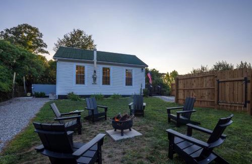 McArthur House | 1880s SchoolhouseHot TubFirepitHocking Hills