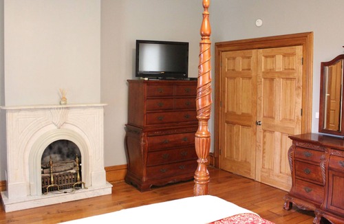 Brimfield House | 1885 Inn - Brick Farmhouse in the Country