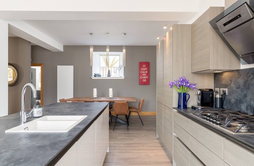Musselburgh Apartment | 19th Century Luxury Lodge, Hot Tub+Grdn, Sleeps 8