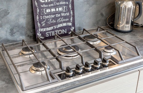 Musselburgh Apartment | 19th Century Luxury Lodge, Hot Tub+Grdn, Sleeps 8