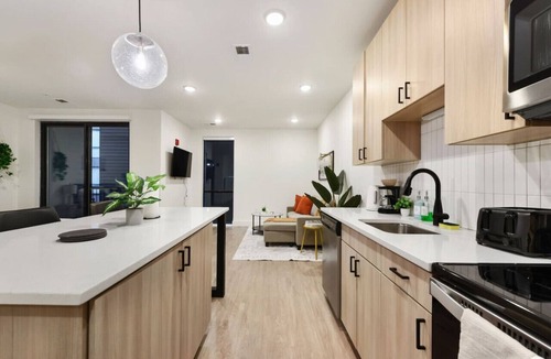 East Liberty Apartment | 1BR/1BA with Gym Access Near UPMC & Carnegie Uni.