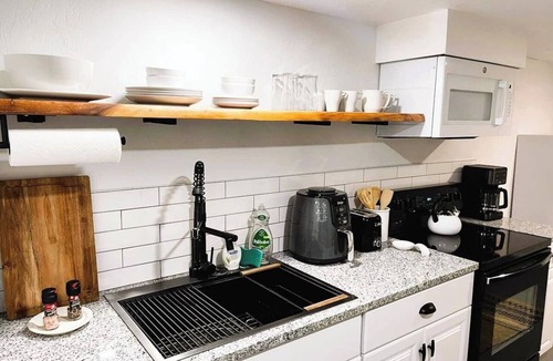 Central Oklahoma City Apartment | 1BR 4 mins from OCU — easy base for a semester, work, and medical travel #C2