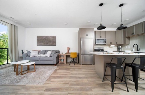 Traverse City Condo | 1BR I King + Sofa I Walk Shops + DT TC