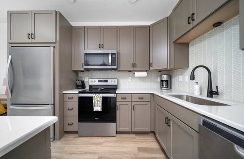 Traverse City Condo | 1BR I King + Sofa I Walk Shops + DT TC