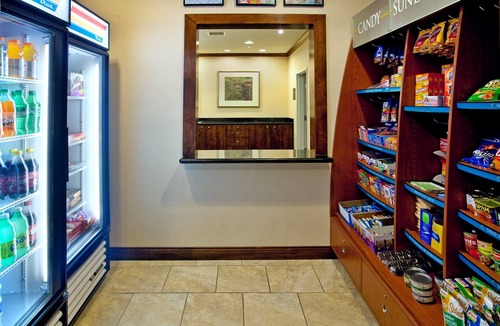 Albuquerque Apartment | 1BR Queen Suite w/Hot Breakfast, Workspace & Pool