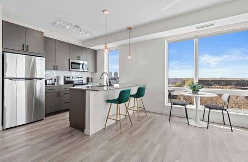 Lyn-Lake Apartment | 1BR Retreat in Uptown |Walkable | Gym
