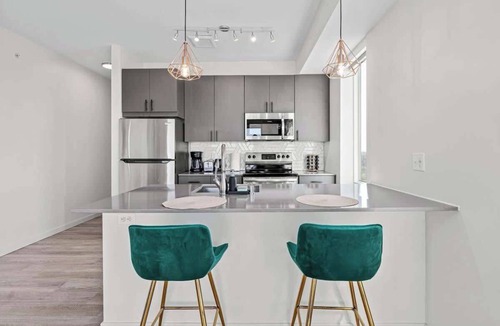 Lyn-Lake Apartment | 1BR Retreat in Uptown |Walkable | Gym