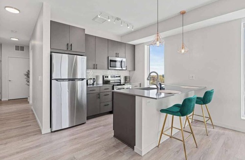 Lyn-Lake Apartment | 1BR Retreat in Uptown |Walkable | Gym