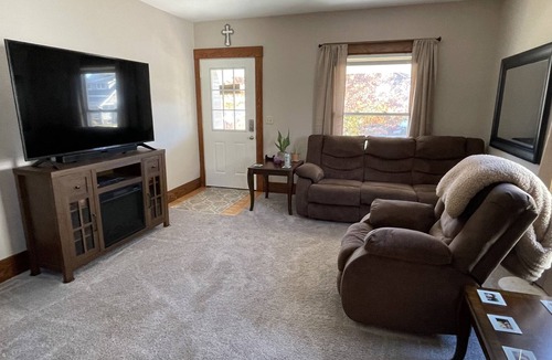 Bedford House | 2/1.5 Clean and Comfortable Home in Bedford, OH