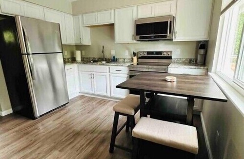 Jeddo Apartment | 2 BD APT King Bed Washer & Dryer Fireplace Cable Internet