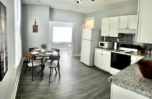 Hamilton House | 2 bed /1.5 bath - Sleeps 6 -Comfy Hamilton home