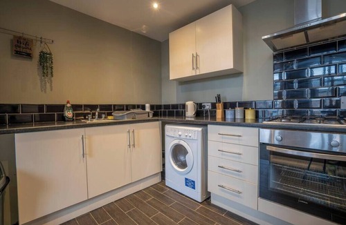Wallsend Apartment | 2 Bed-Town Centre-Free Parking - by Holiday Homes