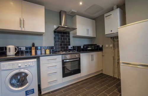 Wallsend Apartment | 2 Bed-Town Centre-Free Parking - by Holiday Homes