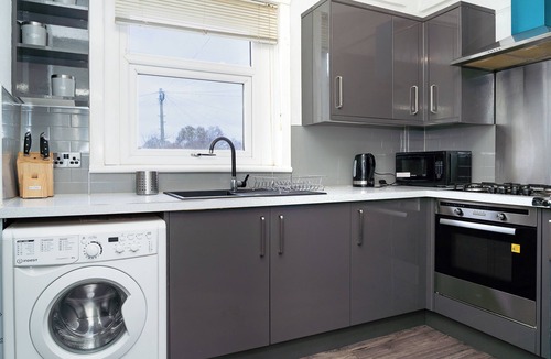 Longcroft Apartment | 2-Bed Townhouse | Free Parking | Near City