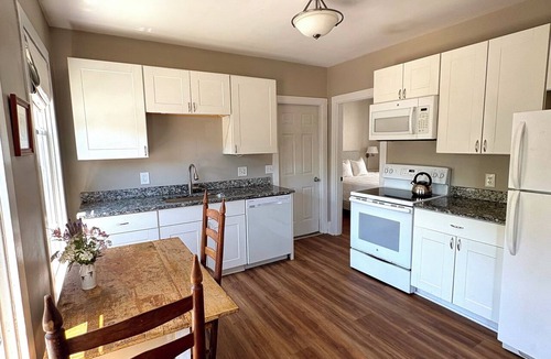 Munjoy Hill Apartment | 2-Bedroom Apartment Steps from Eastern Prom - Walk to Everything!