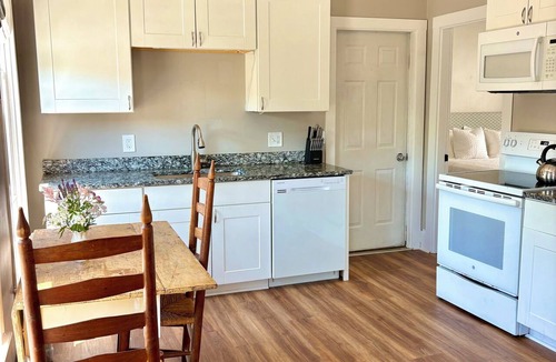 Munjoy Hill Apartment | 2-Bedroom Apartment Steps from Eastern Prom - Walk to Everything!