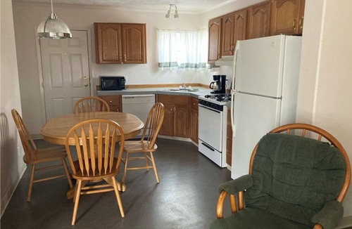Lonergan Resort | 2-bedroom at resort on LAKE MCCONAUGHEY neighboring restaurant & bar